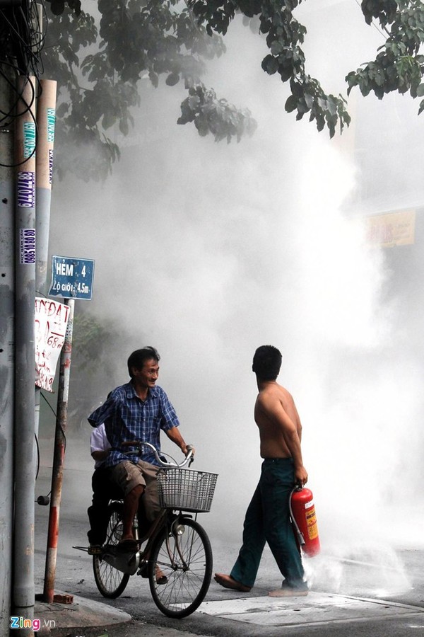 Vụ nổ làm cháy hệ thống điện nhà thuốc bên cạnh, lan lên tầng trên của ngôi nhà, rất ngay dân quân địa phương dập tắt kịp thời, tiệm hớt tóc liền kề đó cũng bị ảnh hưởng cháy hệ thống điện.