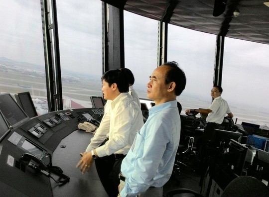 Tổng giám đốc Tổng công ty quản lý bay Đinh việt Thắng (áo vàng) trực tiếp lên đài chỉ huy xử lý tình huống hạ cánh khẩn nguy - Ảnh: Hàng không Việt Nam Tổng giám đốc Tổng công ty quản lý bay Đinh việt Thắng (áo vàng) trực tiếp lên đài chỉ huy xử lý tình huống hạ cánh khẩn nguy - Ảnh: Hàng không Việt Nam