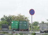 Xe container đậu hàng dài, 'bịt kín' cửa ngõ phía Đông