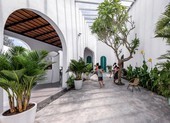 Người bố về quê xây nhà có cả sân chơi như ‘trại hè’ cho các con