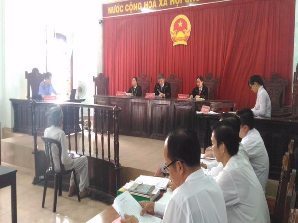 Cụ ông 84 tuổi có đến 8 luật sư bào chữa miễn phí