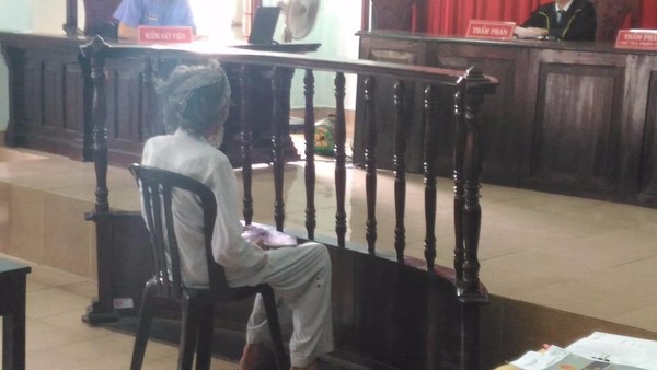 Cụ ông 84 tuổi có đến 8 luật sư bào chữa miễn phí
