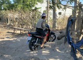 Người dân 'xé rào' ra vào khu cách ly thôn Văn Lâm 3
