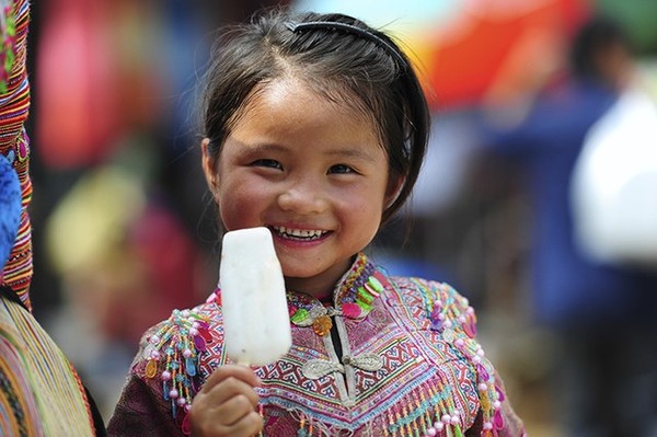 Em bé ở chợ phiên Bắc Hà (Lào Cai)