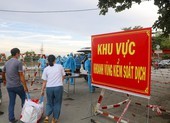 Quận 8: Người dân tay xách nách mang tiếp tế khu phong tỏa