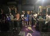 Bất chấp lệnh cấm, chủ quán karaoke vẫn lén lút cho 19 nam nữ hát hò