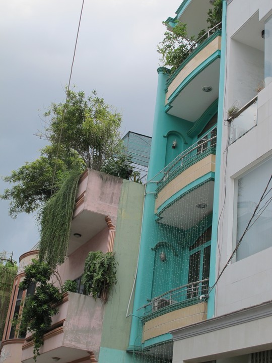 Bé trai nhảy từ tầng 3 ngôi nhà màu xanh Bé trai nhảy từ tầng 3 ngôi nhà màu xanh