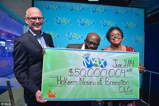 Greg McKenzie, phó chủ tịch OLG (trái) trao giải thưởng trị giá 50 triệu USD cho vợ chồng ông Hakeem hôm 2-6. Ảnh: Daily Mail Greg McKenzie, phó chủ tịch OLG (trái) trao giải thưởng trị giá 50 triệu USD cho vợ chồng ông Hakeem hôm 2-6. Ảnh: Daily Mail