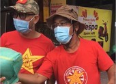 Bao gạo nghĩa tình của anh em CĐV Việt Nam tặng bà con nghèo