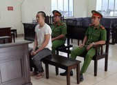 Bị nhắc nhở, tài xế xe tải cầm mã tấu truy sát bảo vệ
