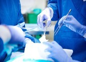 Một phụ nữ ngưng tim, ngưng thở nghi do làm đẹp