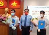 Sở Tư pháp TP.HCM trao quyết định cho 2 người nhập quốc tịch Việt Nam