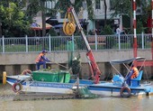 Sông Sài Gòn ngập trong rác thải nhựa