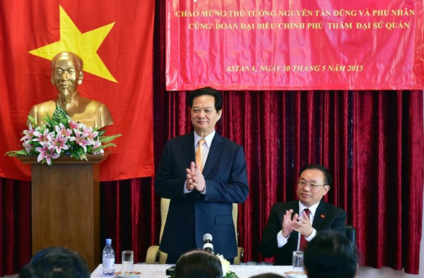 Thủ tướng Nguyễn Tấn Dũng đến thăm, nói chuyện với cộng đồng người Việt, DN Việt tại Kazakhstan.