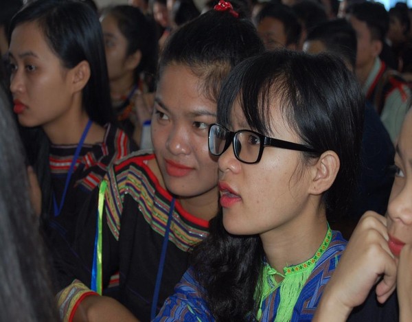 Niềm vui của các em học sinh khi được nhận học bổng