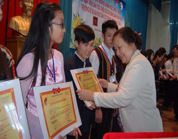 Bà Lê Minh Ngọc, Phó chủ nhiệm CLB Vì Hoàng Sa - Trường Sa thân yêu tặng học bổng cho các em học sinh.