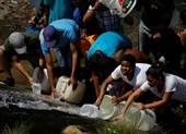 Người dân Venezuela tìm đến cống rãnh để lấy nước sinh hoạt