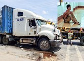 Lấy xe đầu kéo chắn quốc lộ để bắt 'xe điên' ở Sóc Trăng
