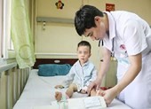 Mắc hội chứng lạ, bé 3 tuổi liệt hai chân sau giấc ngủ trưa