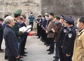 Xe Trung Quốc nhận hàng trong khu cách ly ở cửa khẩu Hữu Nghị