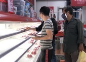 Heo hơi rớt giá còn 52.000 đồng/kg, thịt heo bán lẻ TP.HCM vẫn cao ngất