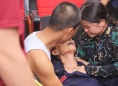 Người thân lên xã chờ tin 9 ngư dân mất tích trên biển