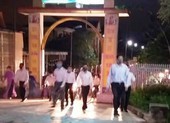 Nhiều người vẫn tập trung cầu nguyện tại nhà thờ ở Hà Tĩnh