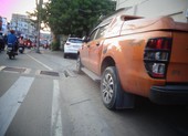 Đậu xe ô tô chiếm vỉa hè, đè nắp hố ga