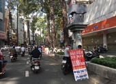 Người dân TP.HCM đội nắng đi mua bảo hiểm ô tô, xe máy