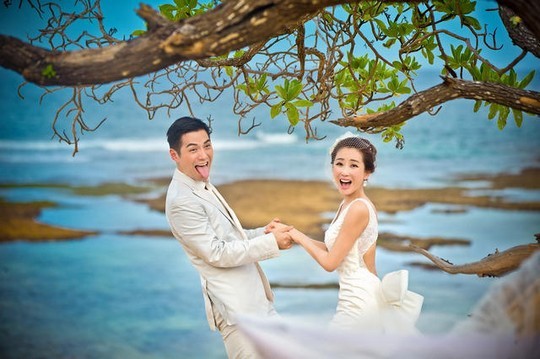Nghiêm Khoan tươi rói bên cô dâu quyến rũ