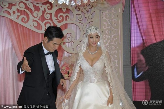 Nghiêm Khoan tươi rói bên cô dâu quyến rũ