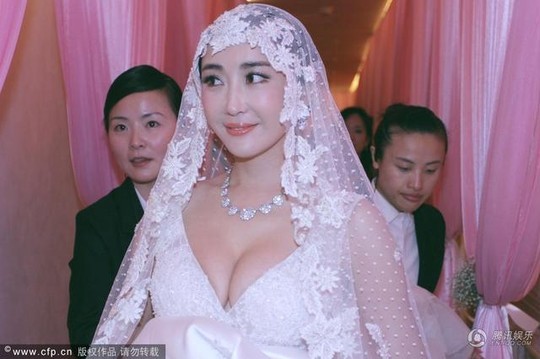 Cô dâu diện áo cưới khá hở vòng một Cô dâu diện áo cưới khá hở vòng một