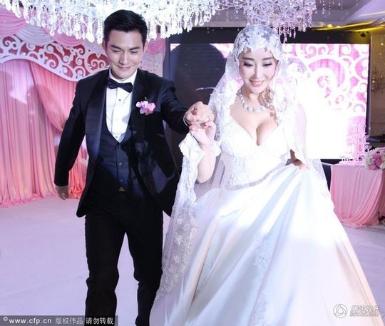 Nghiêm Khoan tươi rói bên cô dâu quyến rũ