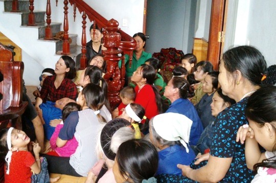 Người thân đau đớn trước trường hợp tử vong bất thường của anh Lãi. Người thân đau đớn trước trường hợp tử vong bất thường của anh Lãi.