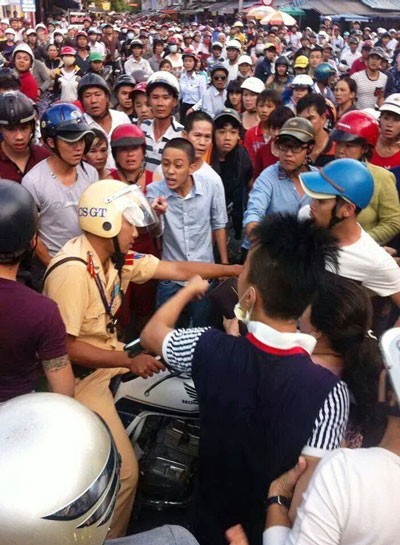 Hàng trăm người dân vây quanh CSGT Hàng trăm người dân vây quanh CSGT