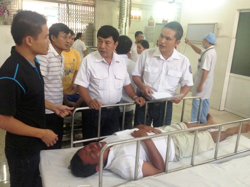 Thuyền trưởng Khúc Trí Sáng lúc được đưa đến Bệnh viện Việt - Tiệp cấp cứu Thuyền trưởng Khúc Trí Sáng lúc được đưa đến Bệnh viện Việt - Tiệp cấp cứu