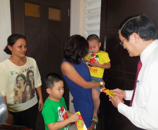 Chủ tịch nước Trương Tấn Sang lì xì mừng tuổi hai cháu nội của NSND Kim Cương