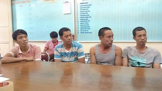 Các đối tượng vận chuyển điện thoại lậu - Ảnh: Lao động Các đối tượng vận chuyển điện thoại lậu - Ảnh: Lao động