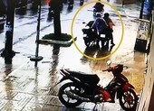 2 kẻ gian làm rơi ví khi trộm xe