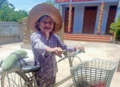 Giữa trưa nắng, cụ bà 76 tuổi chở trái bí để 'gửi chút tấm lòng' vô Nam