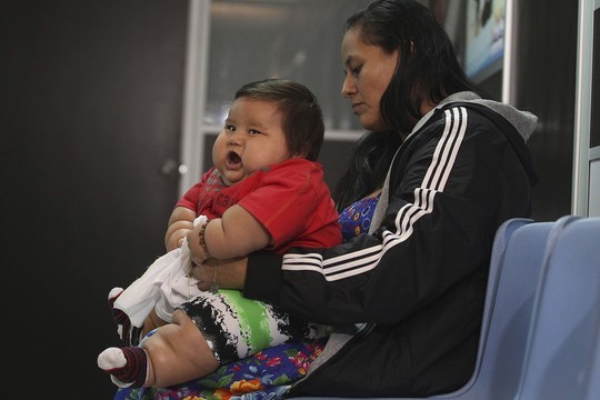 Bé Santiago và mẹ. Ảnh: Reuters Bé Santiago và mẹ. Ảnh: Reuters