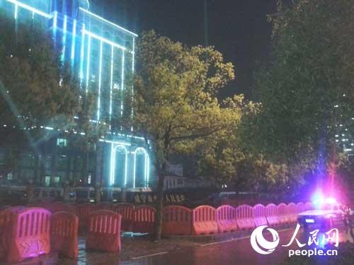 Hàng rào bảo vệ dài hàng trăm mét được dựng lên bên ngoài tòa án tối 30-3. Ảnh: PEOPLE.CN Hàng rào bảo vệ dài hàng trăm mét được dựng lên bên ngoài tòa án tối 30-3. Ảnh: PEOPLE.CN