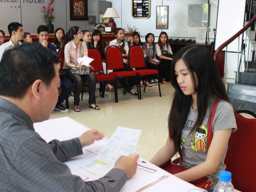 Thí sinh tham gia phỏng vấn trong đợt tuyển sinh của Trường Trung cấp Du lịch và Khách sạn Saigontourist Thí sinh tham gia phỏng vấn trong đợt tuyển sinh của Trường Trung cấp Du lịch và Khách sạn Saigontourist