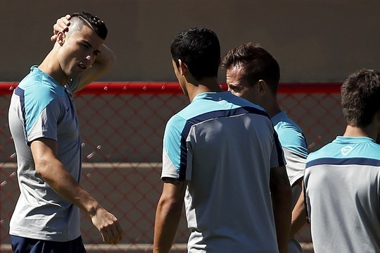 Chỉ trong vào ngày, Ronaldo đã 2 lần thay đổi kiểu tóc nhưng vận may vẫn chưa đến với anh và Bồ Đào Nha Chỉ trong vào ngày, Ronaldo đã 2 lần thay đổi kiểu tóc nhưng vận may vẫn chưa đến với anh và Bồ Đào Nha