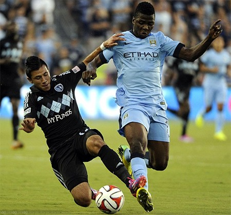 Mikey Lopez (trái) tranh bóng với tiền đạo của Man City là Kelechi Iheanacho