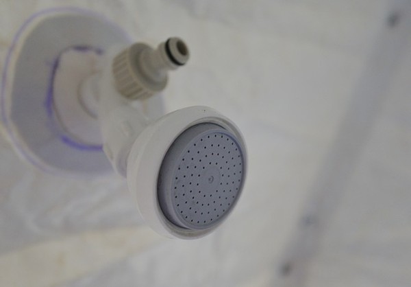 Những vòi hoa sen và các bóng đèn 12v được bố trí đủ sáng để thực hiện các tình huống nguy cấp. Vòi khử khuẩn của hệ thống nhằm đáp ứng trong trường hợp dịch bệnh khẩn cấp