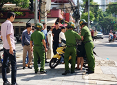 Chạy xe vượt đèn đỏ, đạp 2 cảnh sát ngã nhào