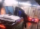 2 xe container tông trong hầm Hải Vân, kẹt xe nhiều giờ liền