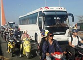 Xe tải chắn ngang trên cầu, nhiều người vật vã vì kẹt xe
