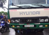 Xe tải nghi chở hàng lậu tông xe quản lý thị trường bỏ chạy